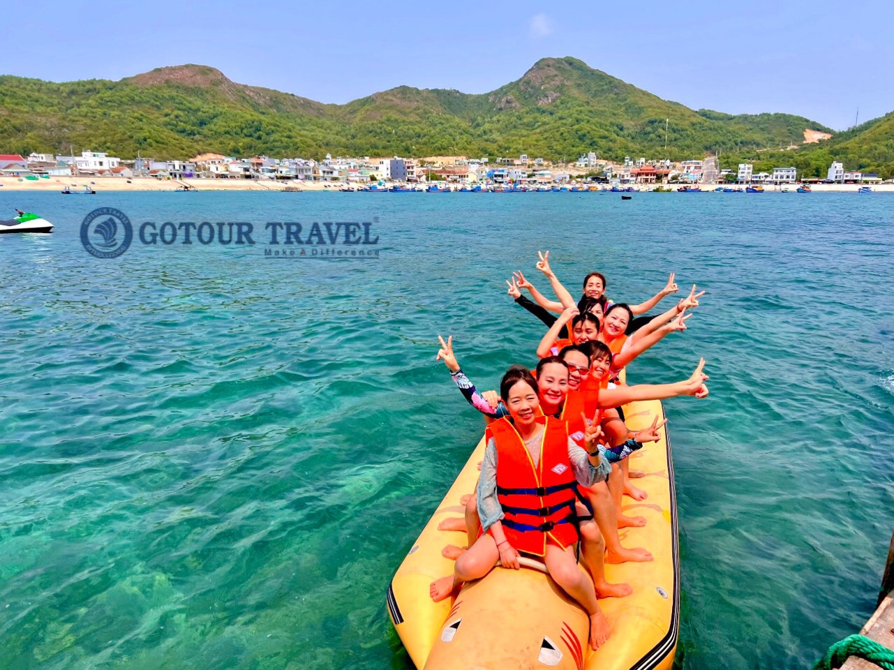 Du khách tham gia trò chơi phao chuối tại đảo Hòn Khô - Tour Hòn Khô Quy Nhơn