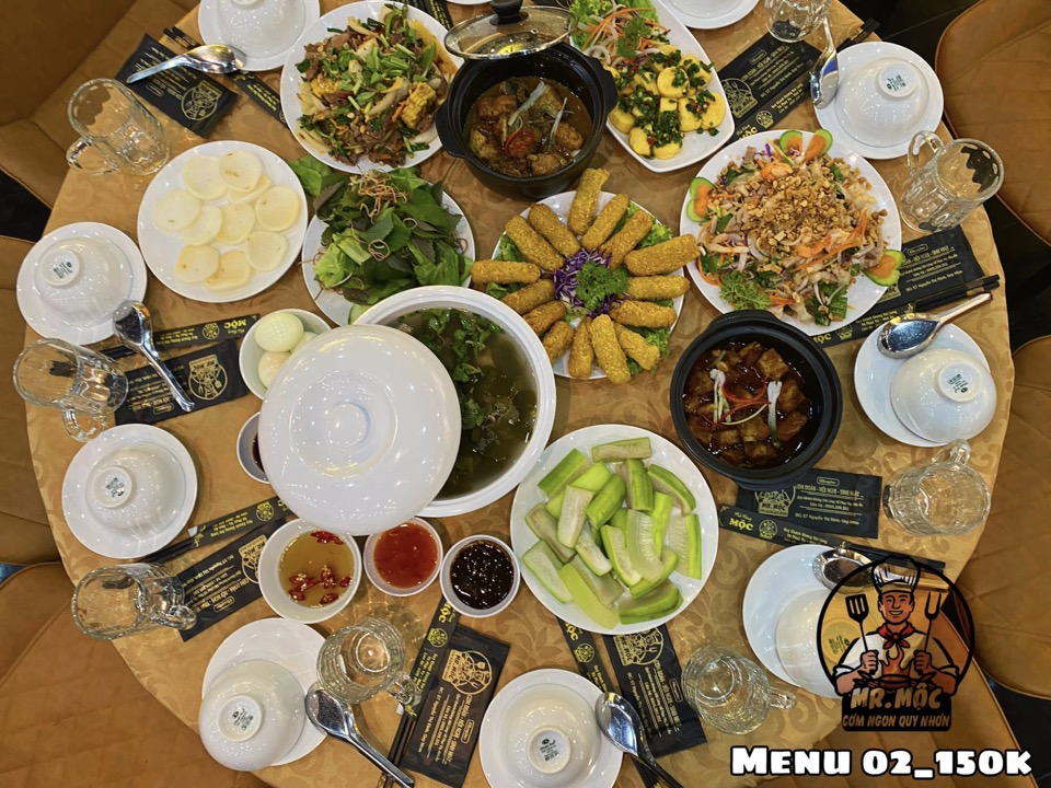 Bố trí mâm tròn 8 khách tại nhà hàng Mr Mộc Quy Nhơn