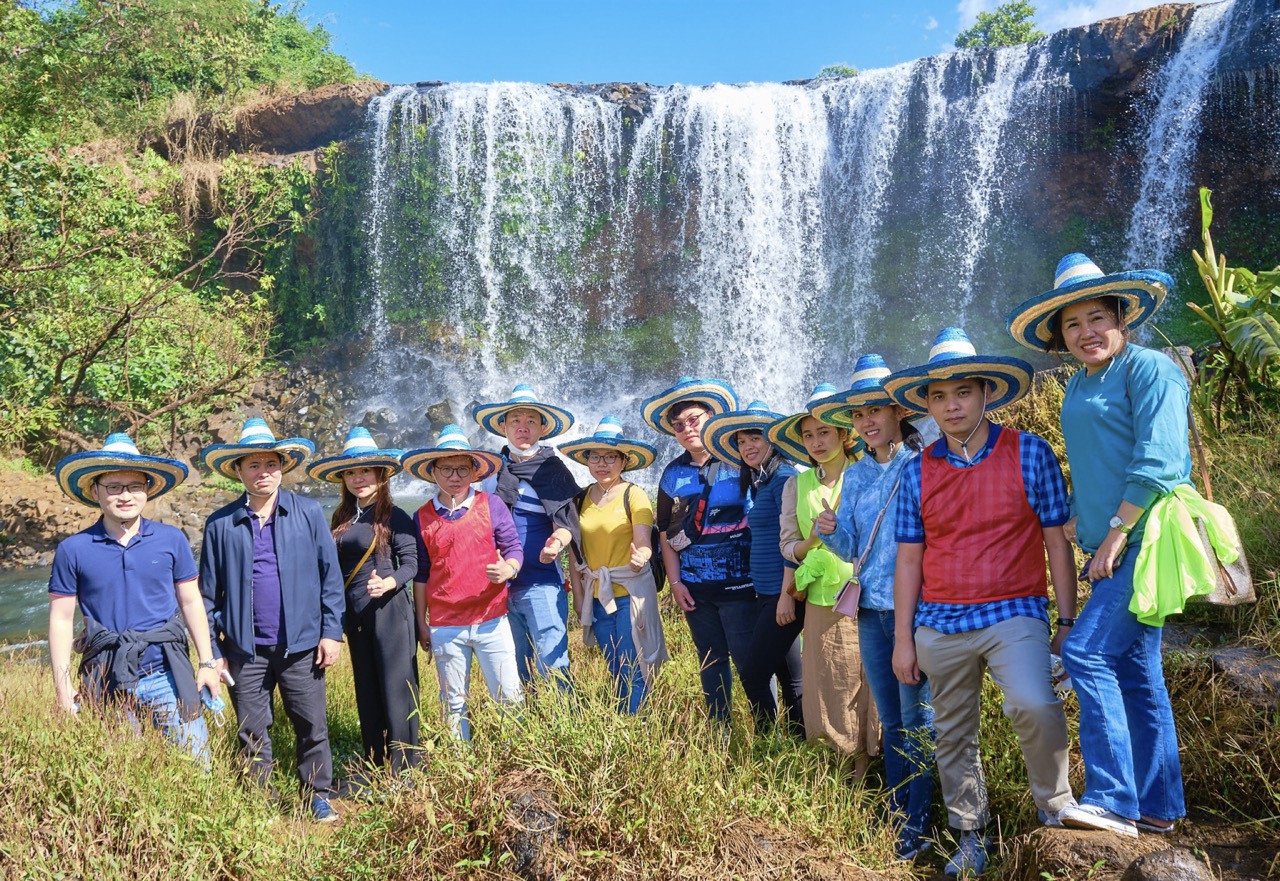 Du khách tham quan tour thác Mơ
